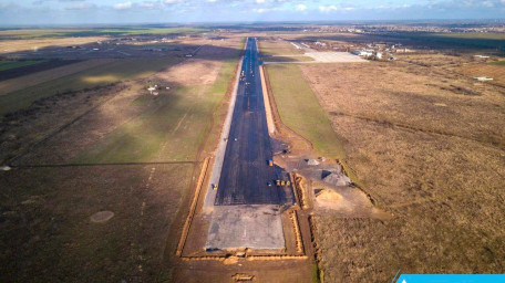“Велике будівництво”: завершується реконструкція злітно-посадкової смуги Міжнародного аеропорту “Херсон”